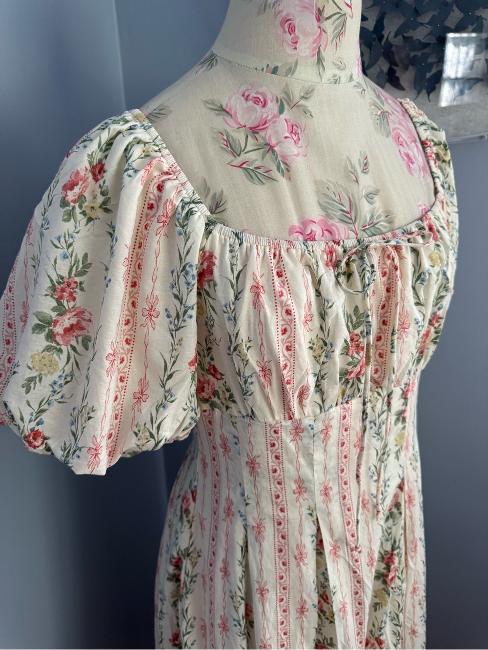 Storia Cream Floral Puff-Sleeve Maxi Dress with Pink Rose Print - Picture 2 of 15